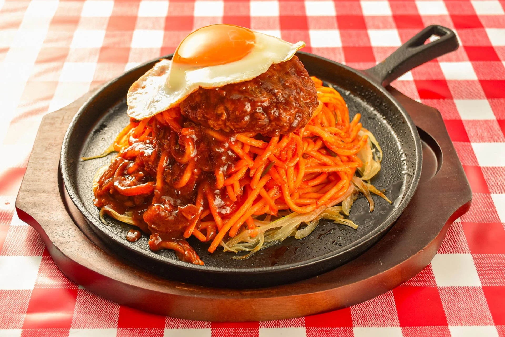 熱々の鉄板に盛られたハンバーグスパゲッティです。