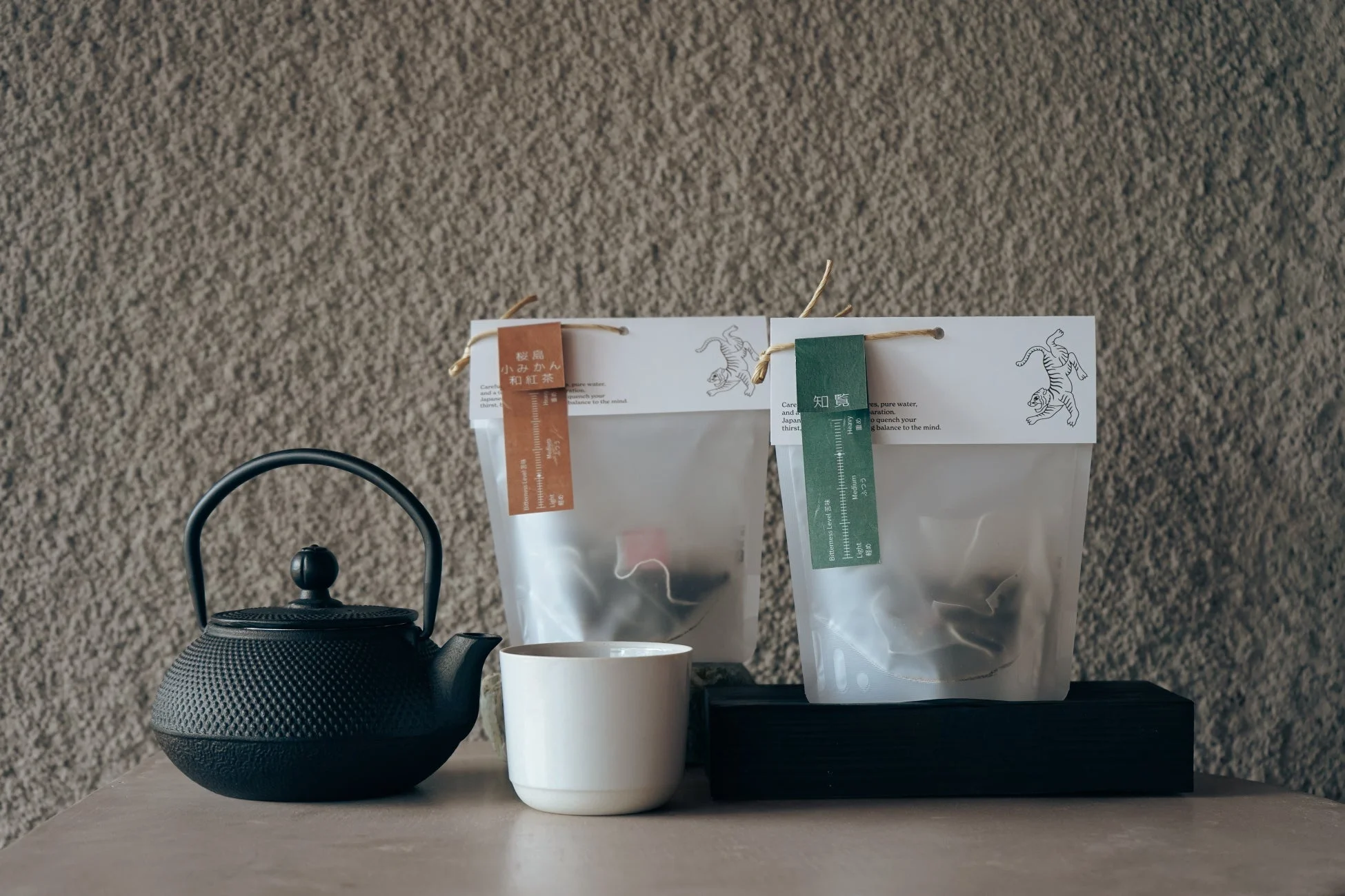お茶のティーバッグと鉄瓶