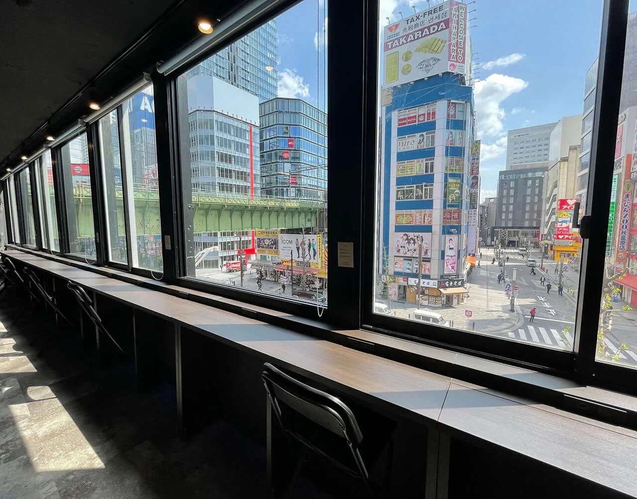 秋葉原の街並みを望むテラス席
