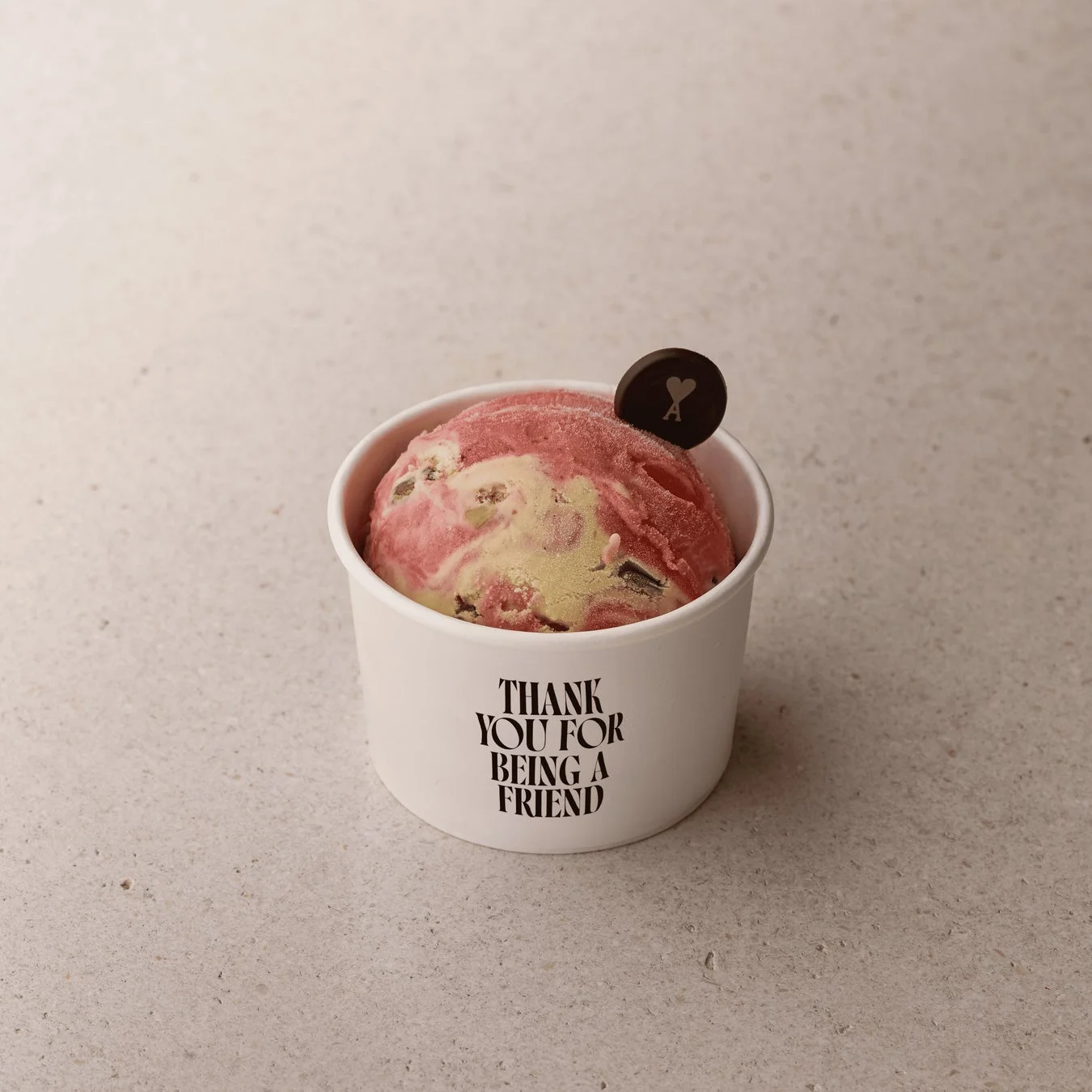 カップに入ったピンクと薄緑色のアイスクリーム