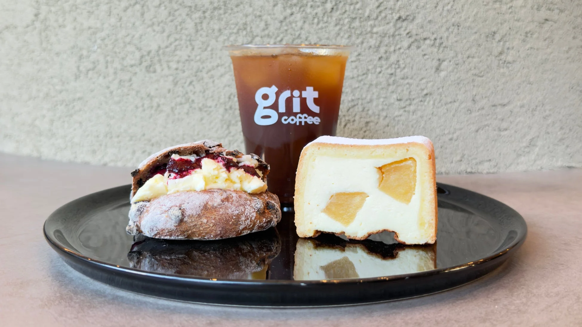 grit coffeeで提供されるコーヒーとスイーツのイメージ