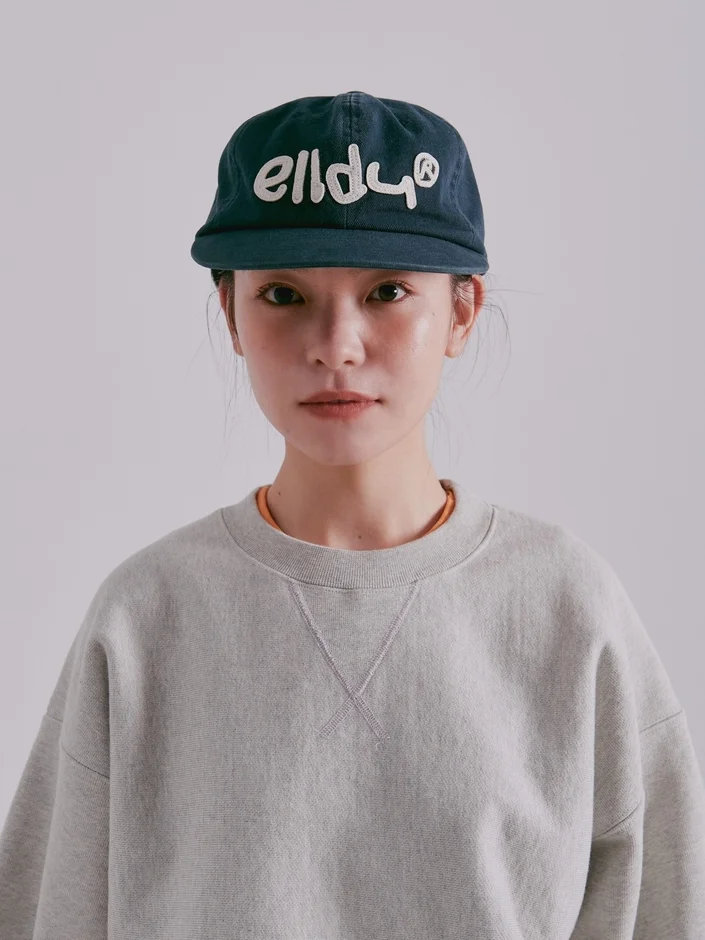ellduのロゴキャップを着用した女性