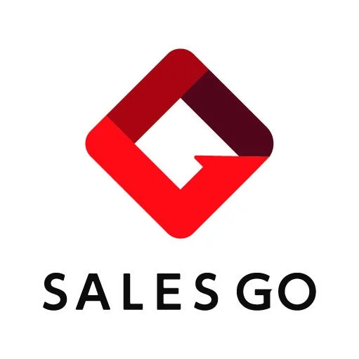 「SALES GO」という文字と、赤と濃い赤で構成されたGまたは矢印のような形を含むダイヤモンド型のロゴがデザインされた画像です。