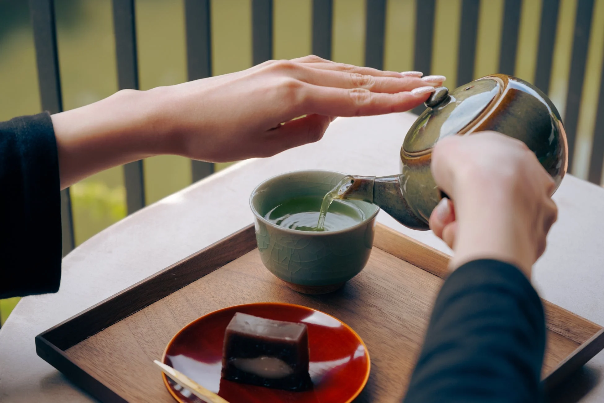 お茶を注ぐ様子と和菓子