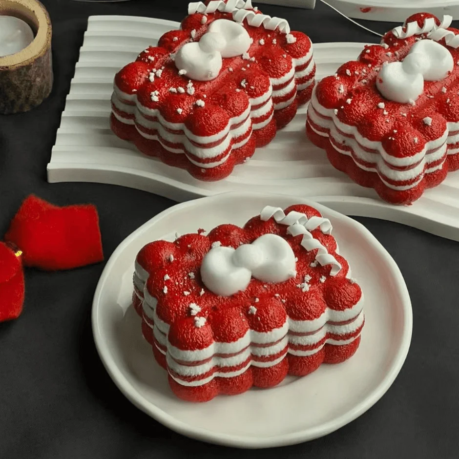 ケーキ,赤,白,デザート,スイーツ,リボン,可愛い,クリスマス,バレンタイン,ホイップ,デコレーション,お菓子,パーティー,ギフト