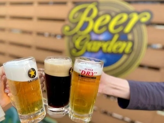 ビアガーデンでの乾杯風景