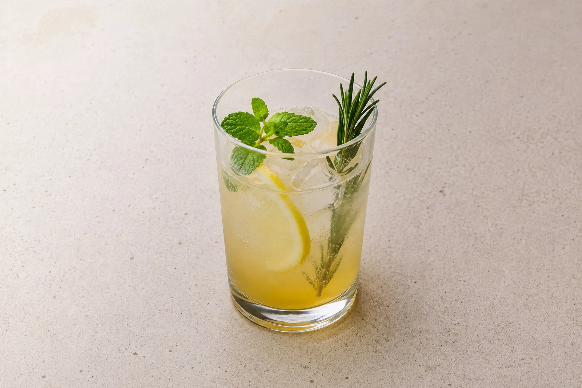 氷とレモンスライスが入った黄色い飲み物