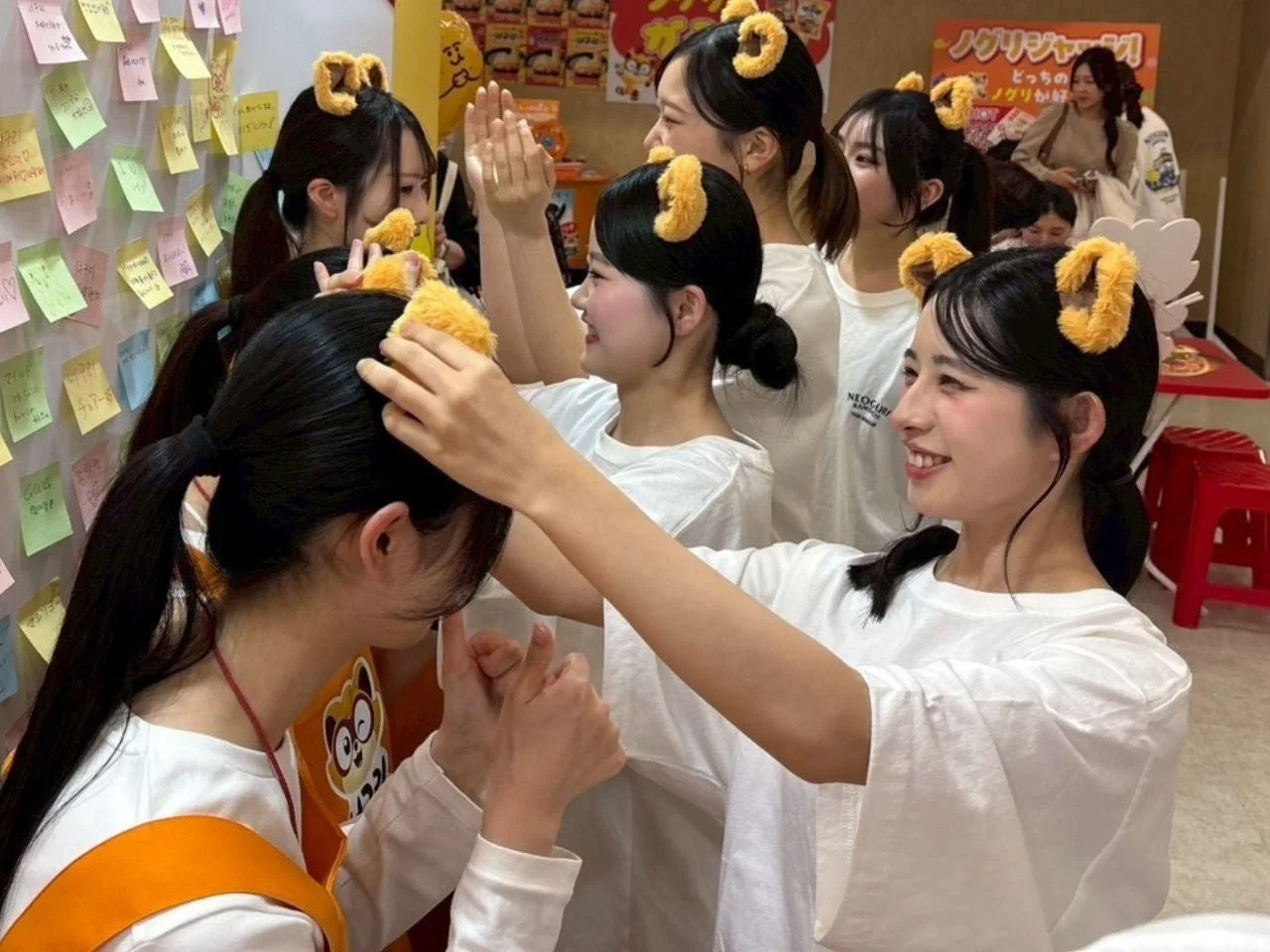 ノグリの耳ヘアピンをつけた女性たち