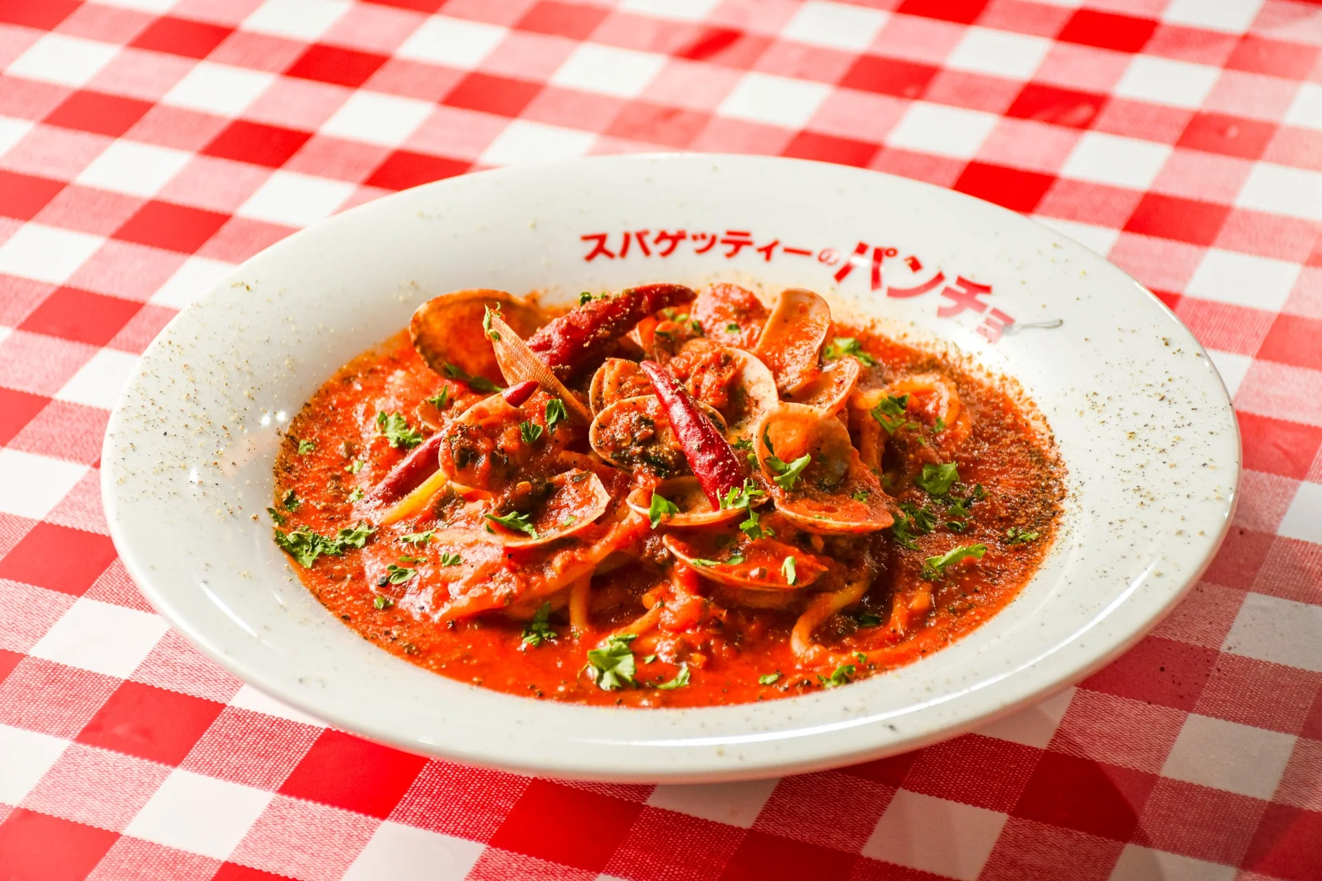 アサリと唐辛子が入った真っ赤なトマトソースのスパゲッティです。