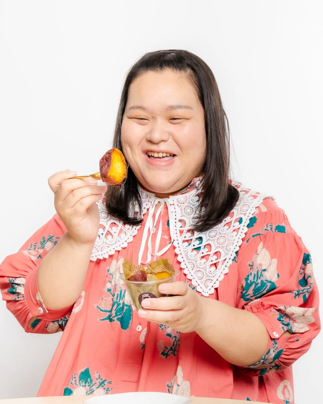 アイス芋かりんを試食する田辺さん