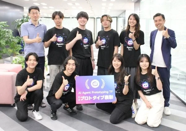 AIエージェントのプロトタイプ撮影を行うチームの集合写真