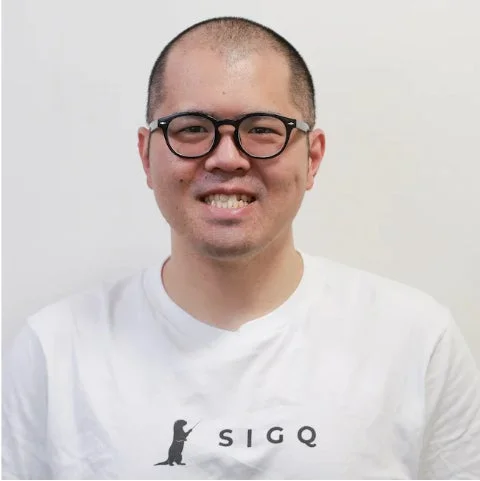 笑顔でカメラを見つめるSIGQ代表の金築敬晃氏