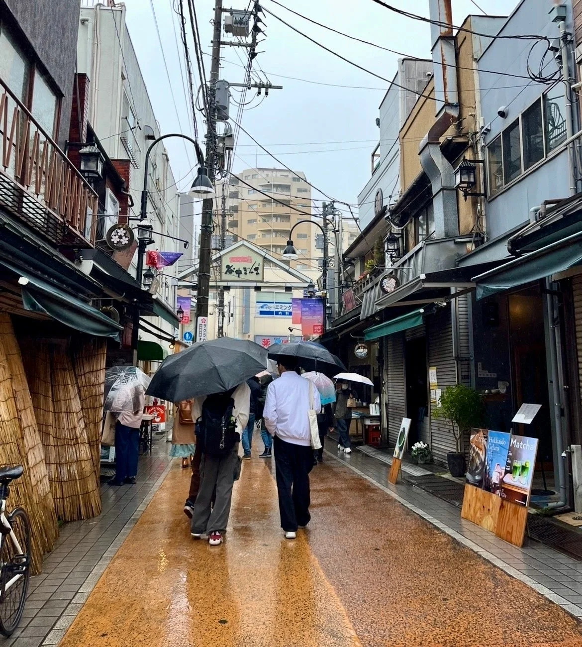 雨の商店街の路地