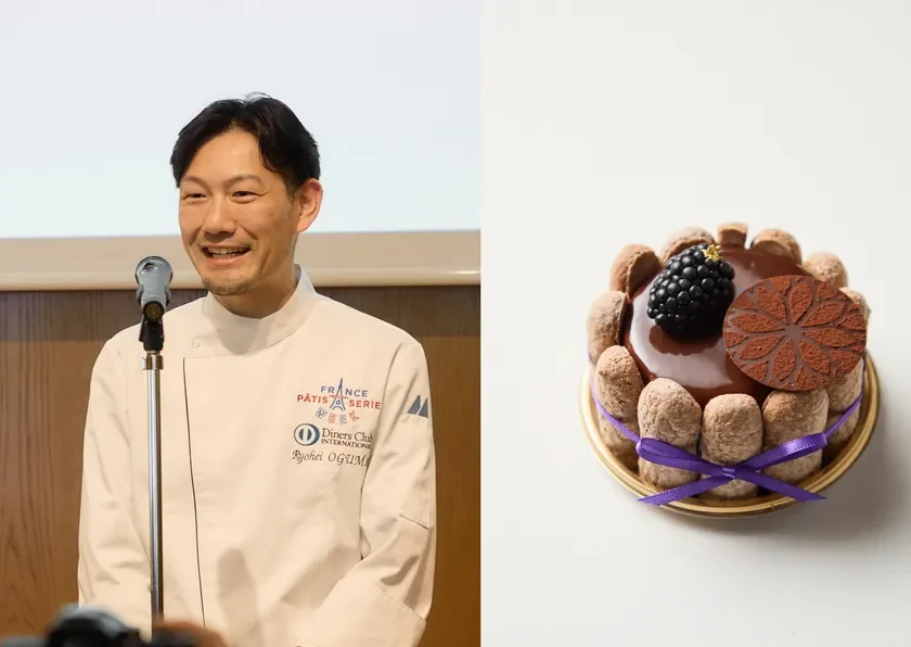 左側にはマイクの前で話すシェフが写っており、右側にはブラックベリーとチョコレートのデコレーションが施された美しいケーキが写っています。