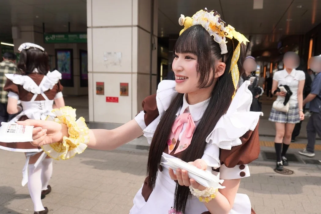 メイドがチラシ配り