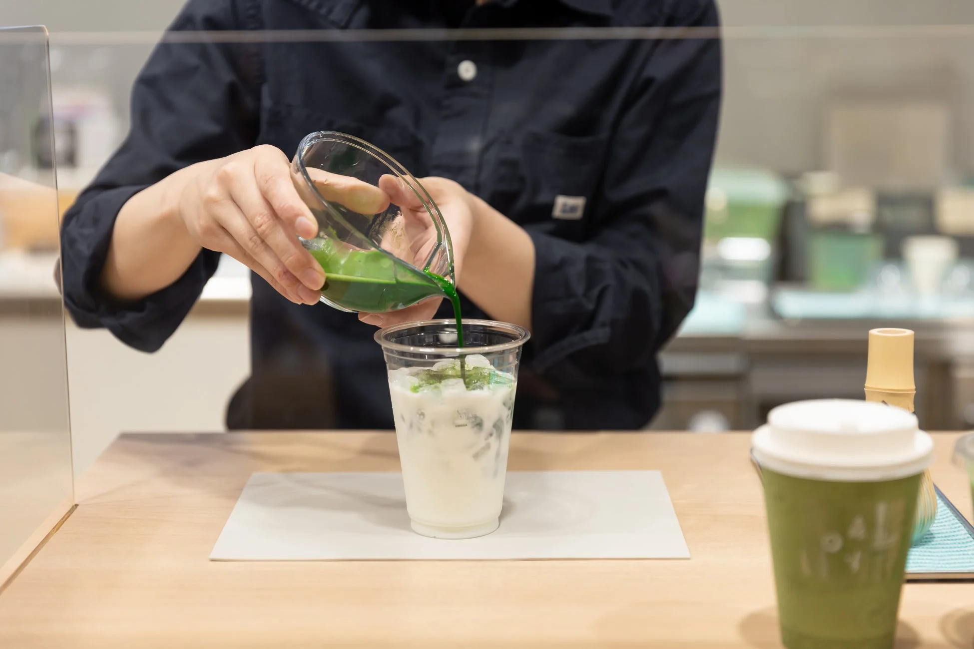 森半 TEA SQUARE 梅田 店員が抹茶を注ぐ様子