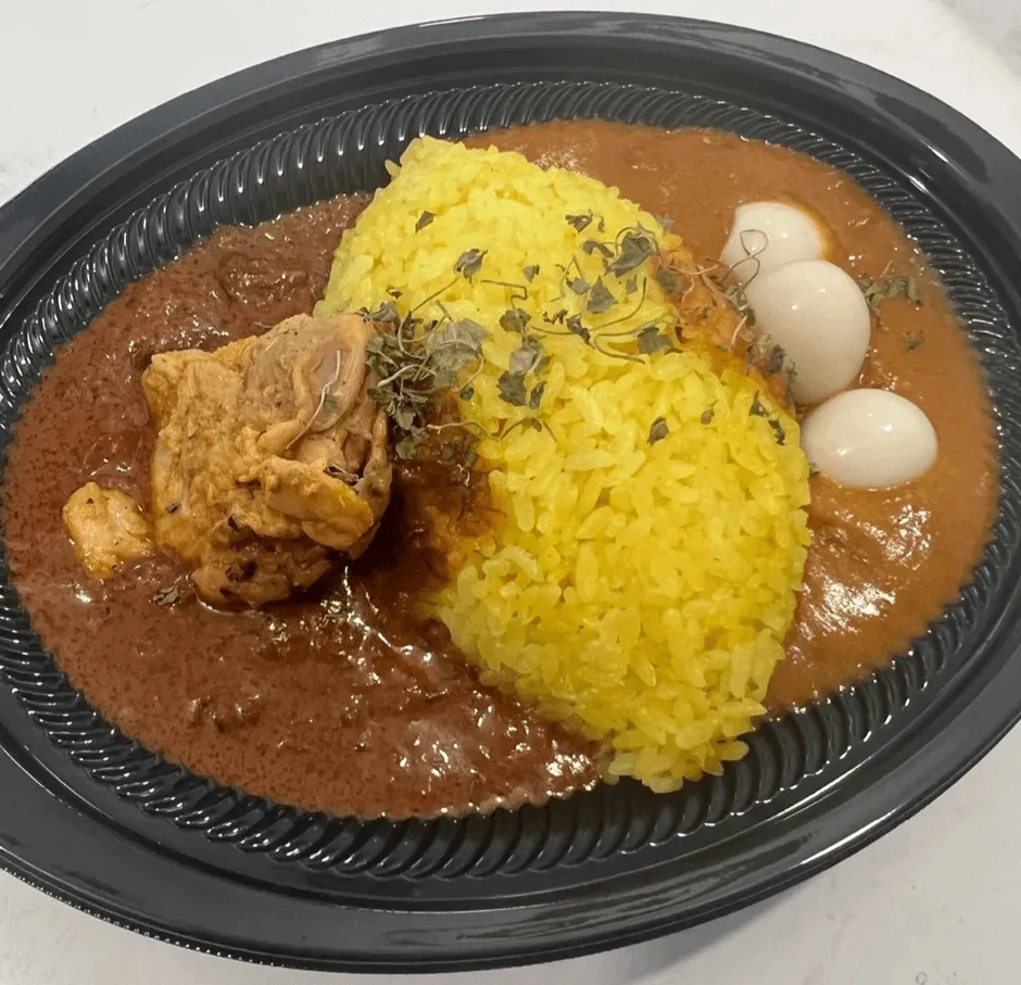 黒い容器に盛られた色鮮やかなカレーライス