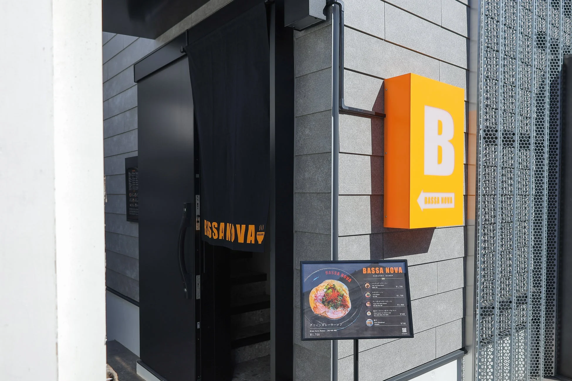 BASSANOVA HARAJUKUの入口