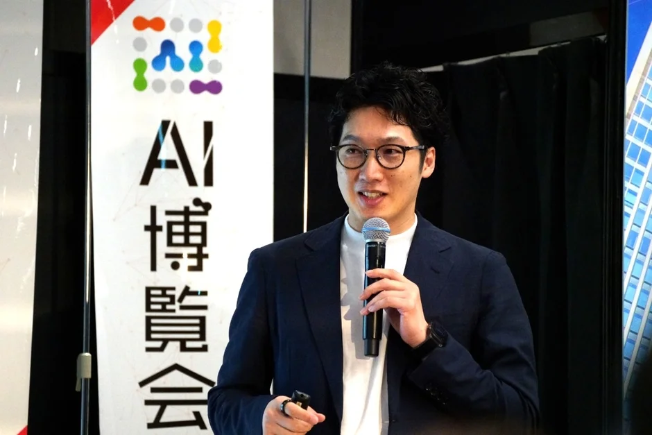 カンファレンスで講演する男性