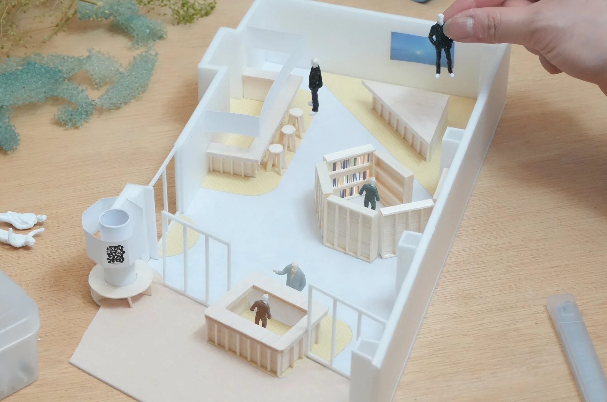 カフェや図書館のような空間の建築模型