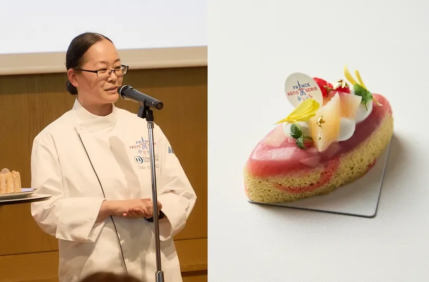 白いシェフコートを着た女性パティシエがマイクで話している様子と、美しく飾られたピンク色のフルーツデザートが並んでいます。フランスのパティスリーイベントで発表された作品と登壇者のようです。