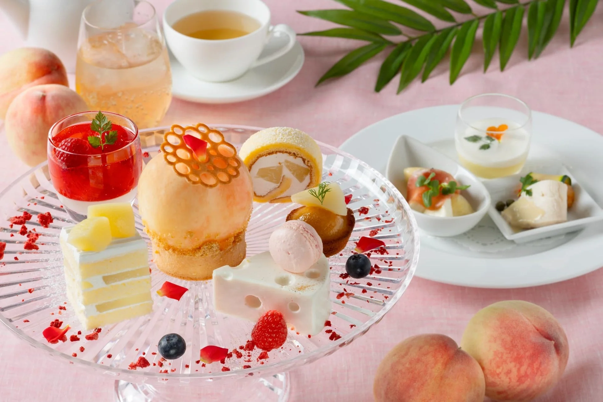 まるごと桃のアフタヌーンティーセット