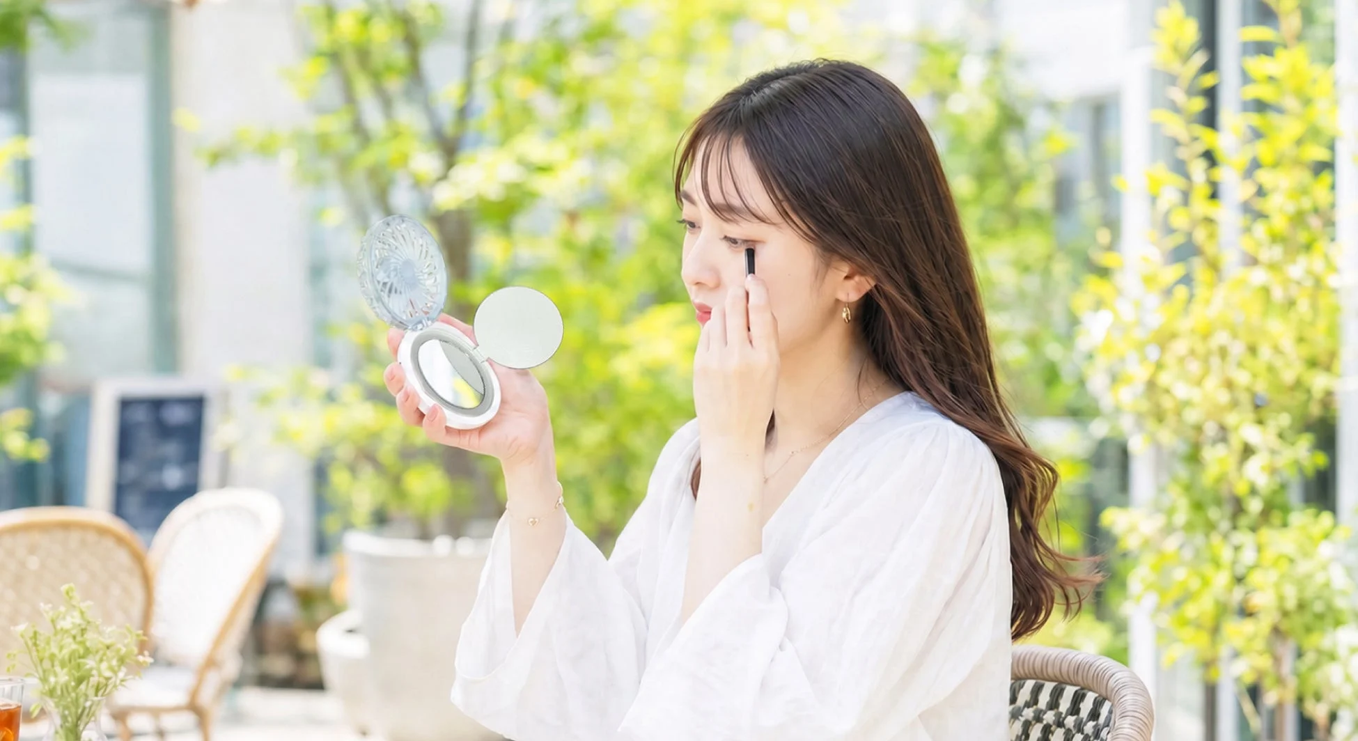 メイク直しをする女性