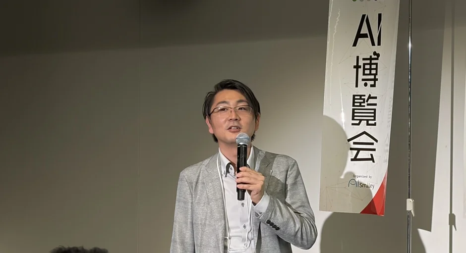 カンファレンスで講演する男性