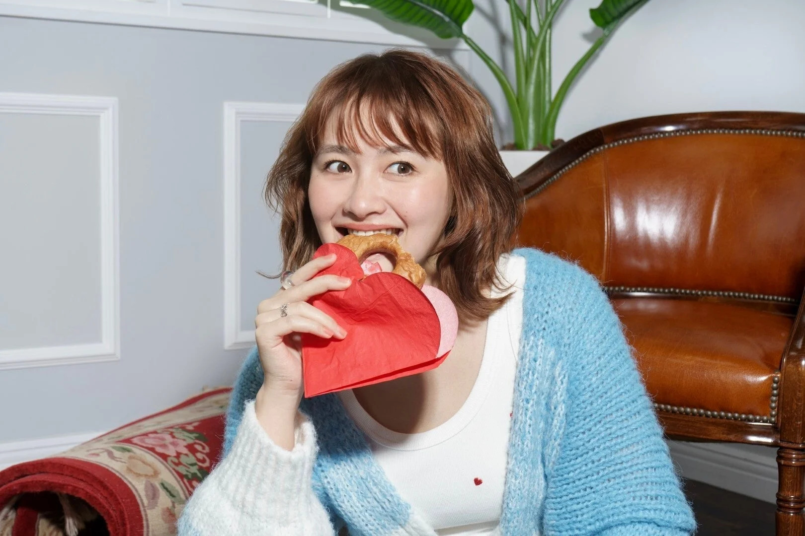 ドーナツを食べる女性