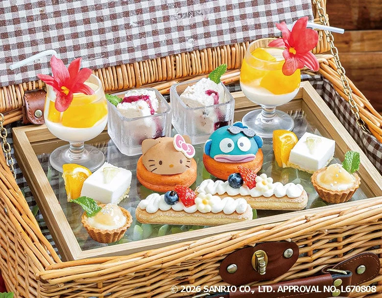 ピクニックバスケットにハローキティとけろけろけろっぴのキャラクターデザート、パフェ、タルト、エクレアなど、彩り豊かなスイーツが美しく盛り付けられています。