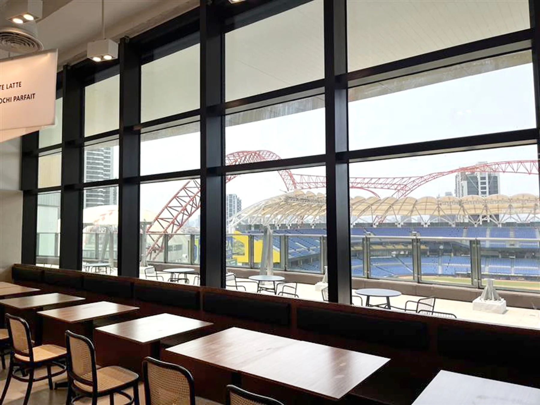 窓からスタジアムが見えるカフェの屋内空間