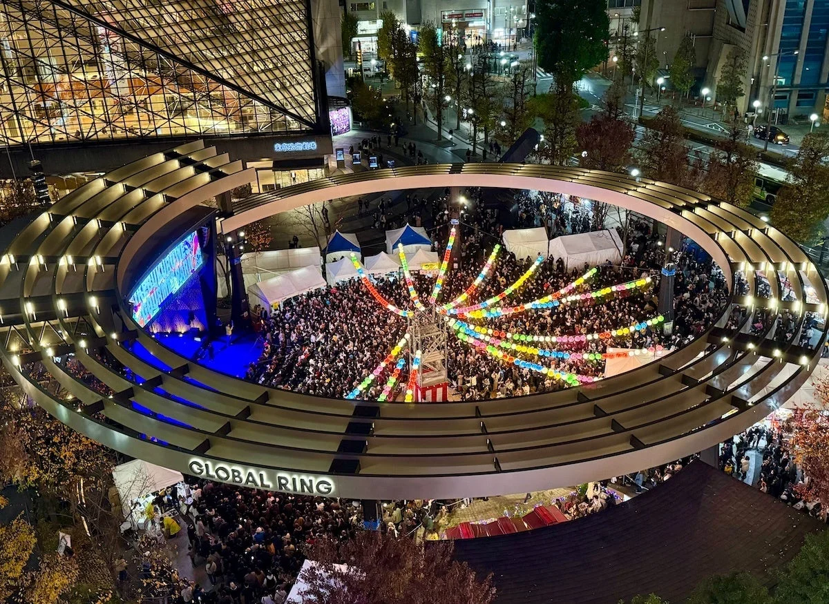 夜の都会で大勢の人が集まるイベントの様子