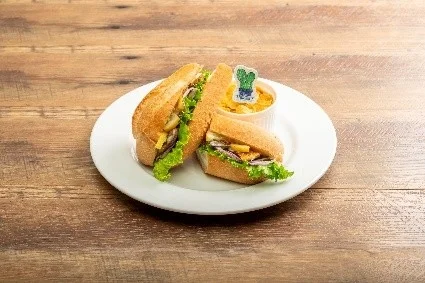 サンドイッチとサイドディッシュの盛り合わせ
