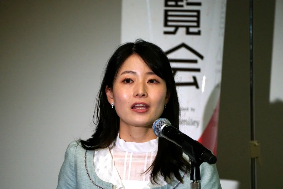 カンファレンスで講演する女性（アップ）