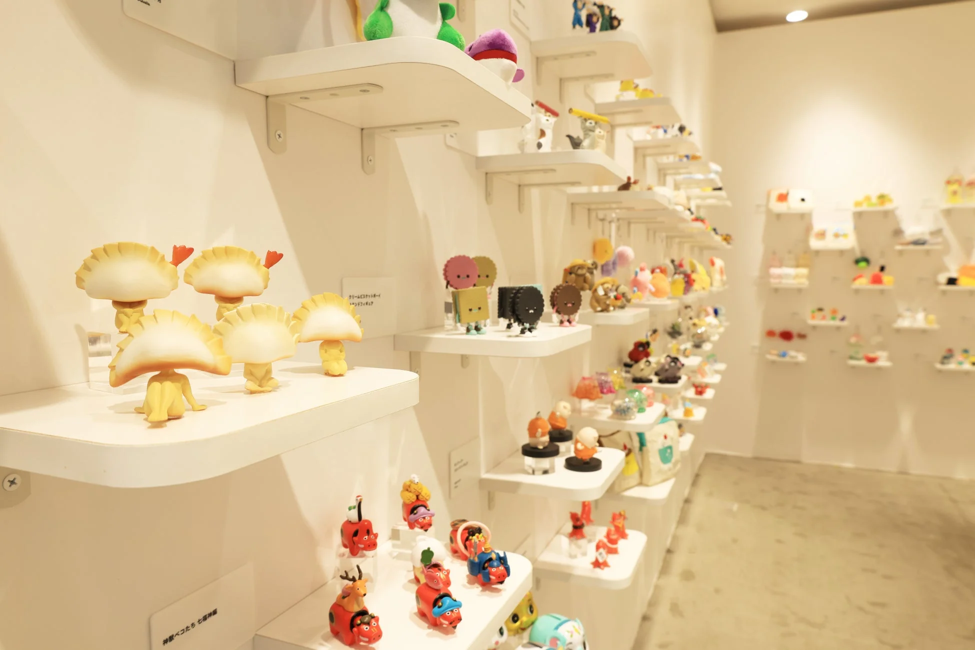 歴代カプセル商品の展示