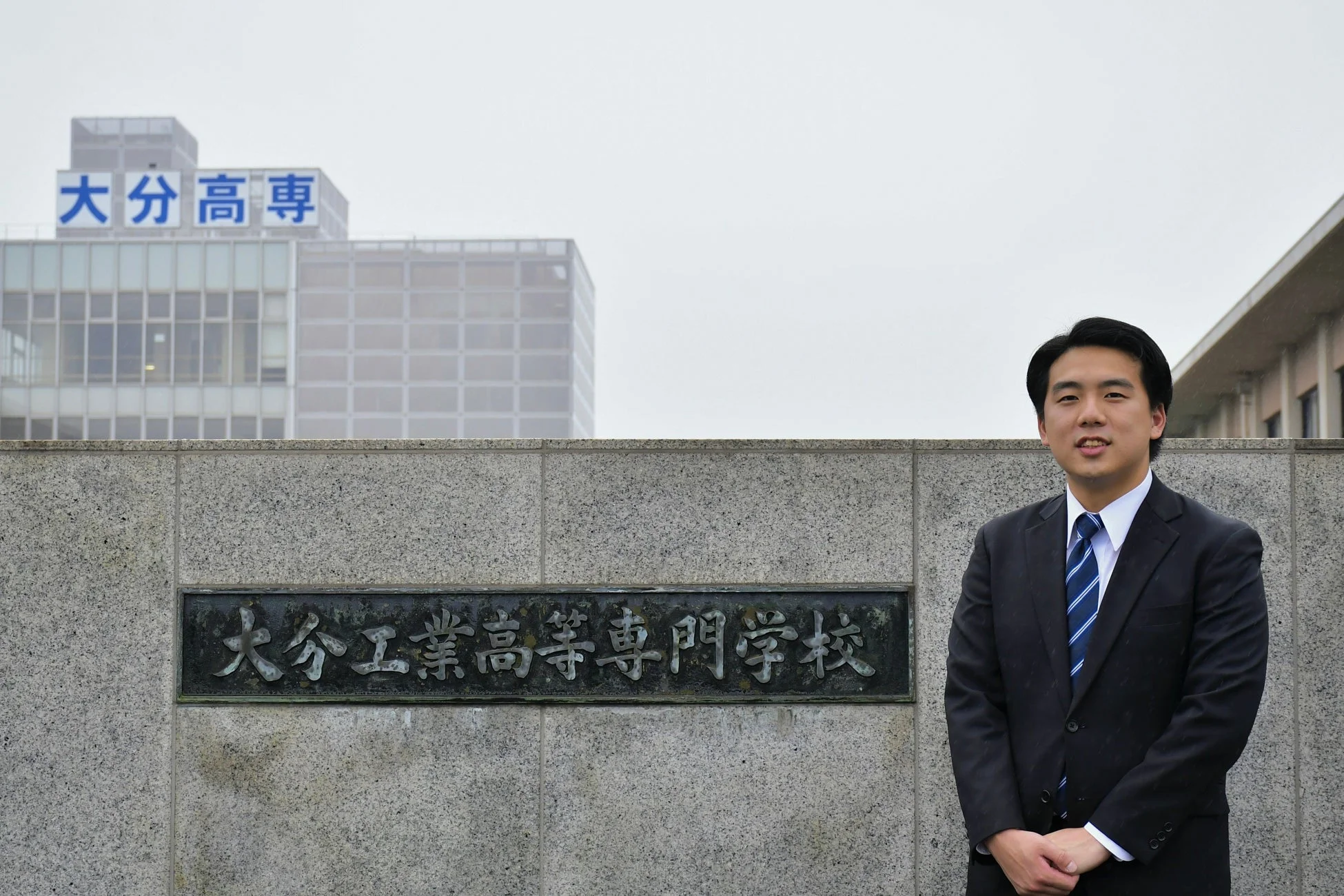 大分工業高等専門学校の石碑前に立つ佐藤光河氏
