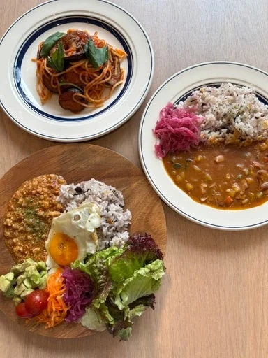 パスタ、カレー、プレートランチの俯瞰写真