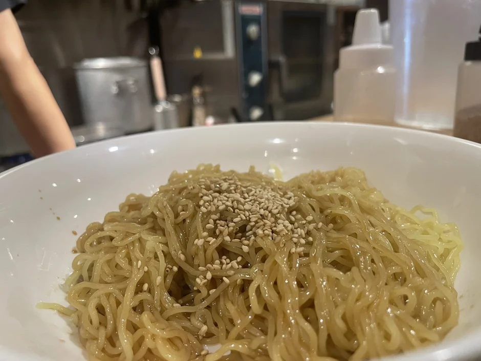 ごまが乗った麺料理
