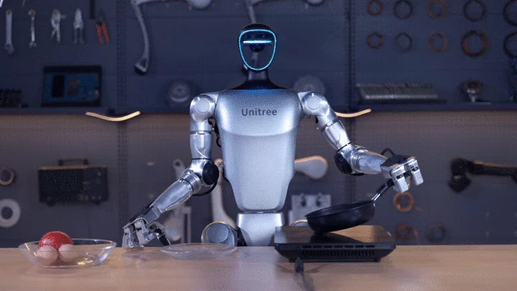 キッチンで料理をするUnitreeの人型ロボット