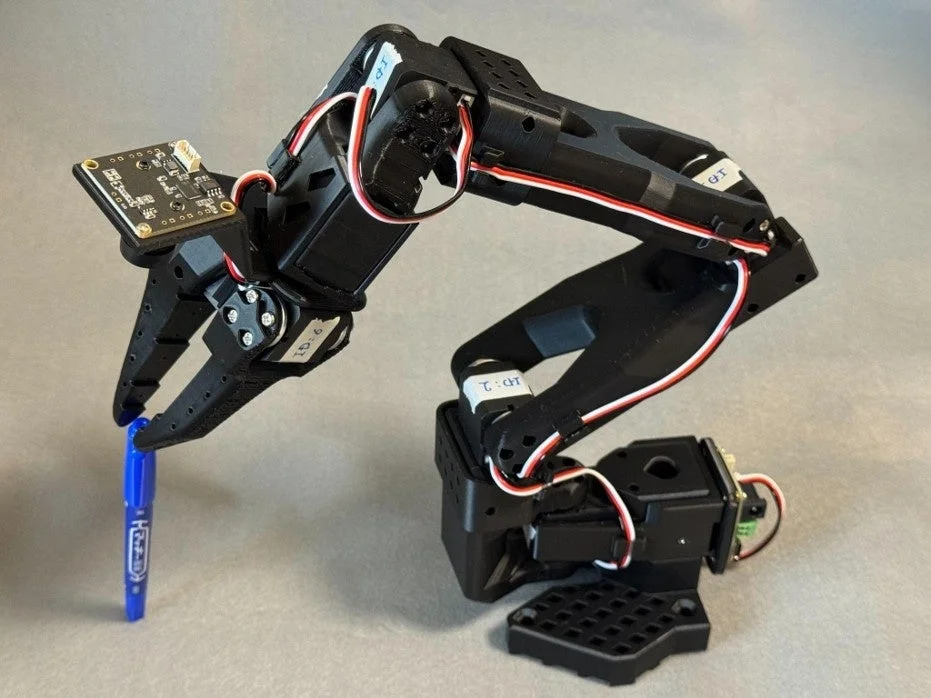 ロボットアームがペンを掴んでいる様子