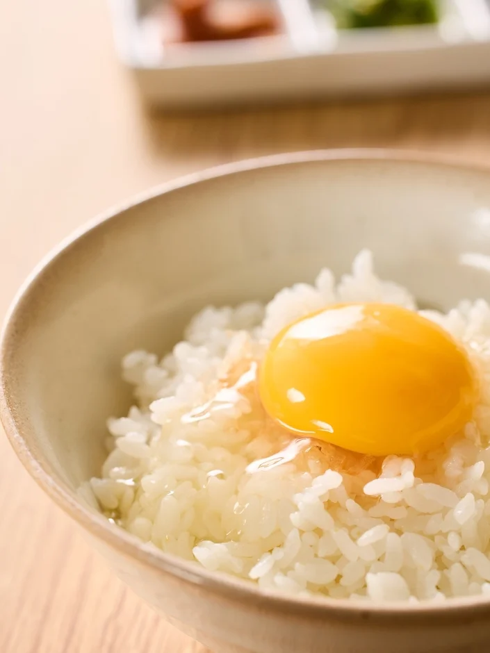 茶碗に盛られたご飯と卵の黄身