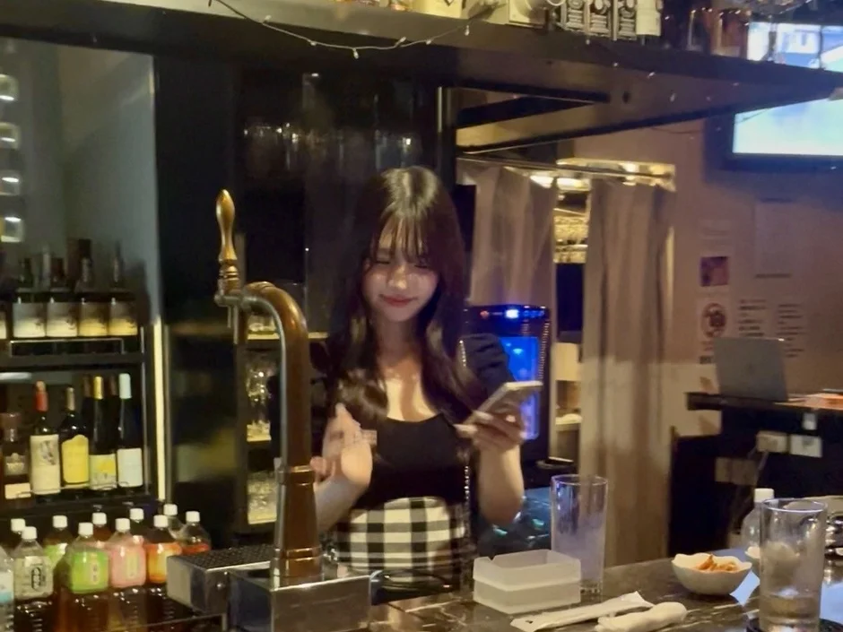 バーカウンターで笑顔の女性