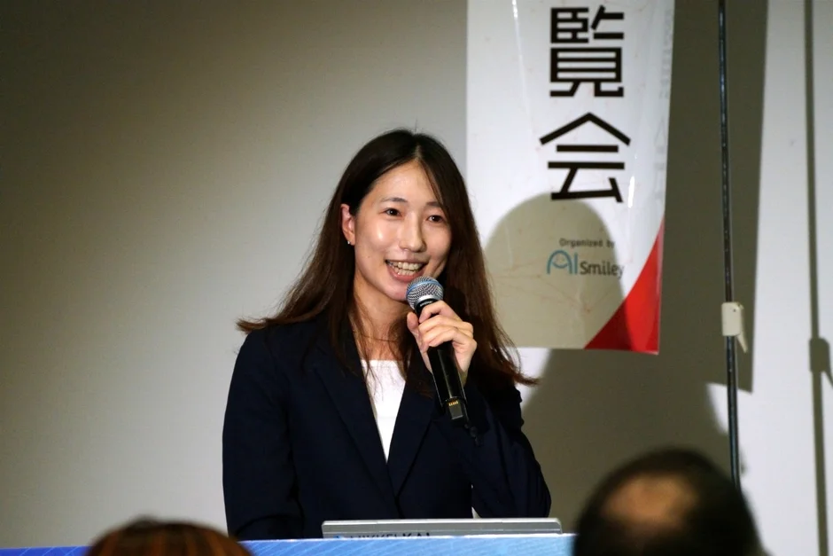 カンファレンスで講演する女性