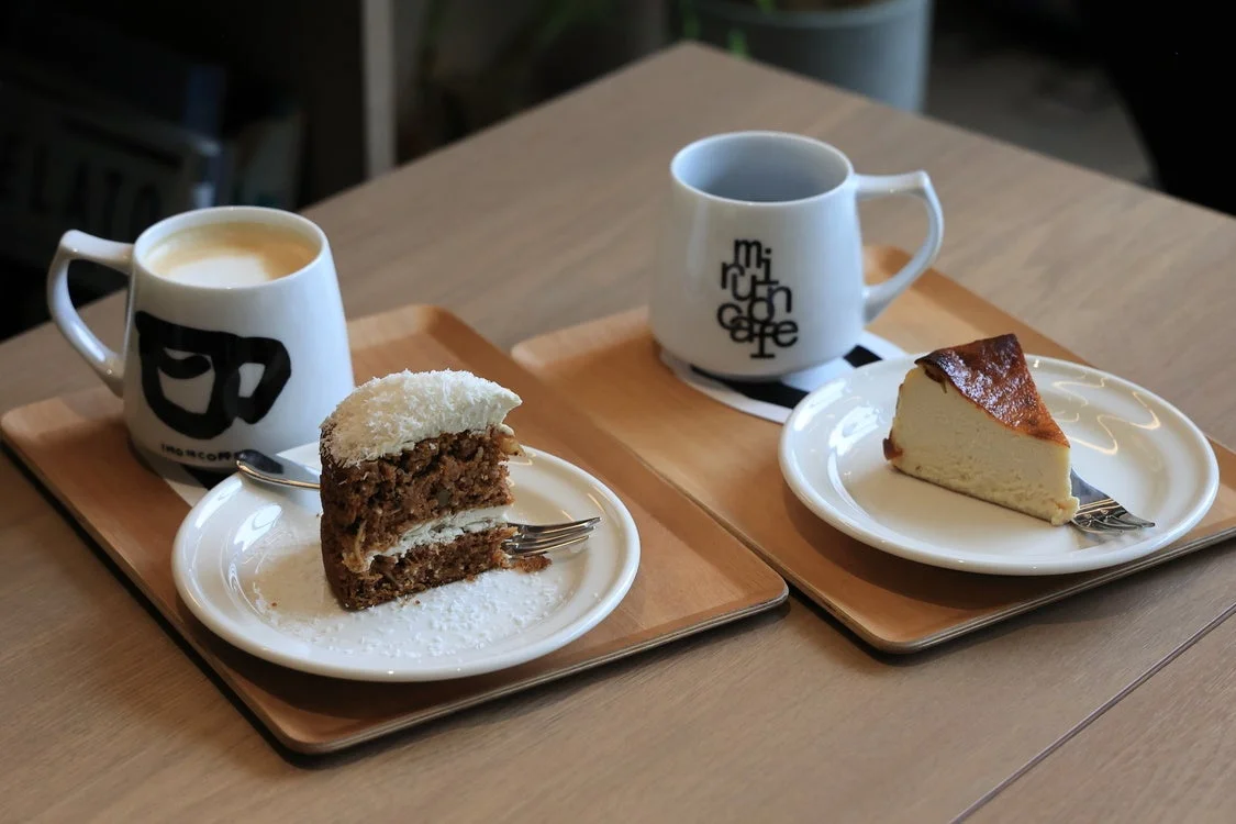 コーヒーと2種類のケーキが並んだ写真
