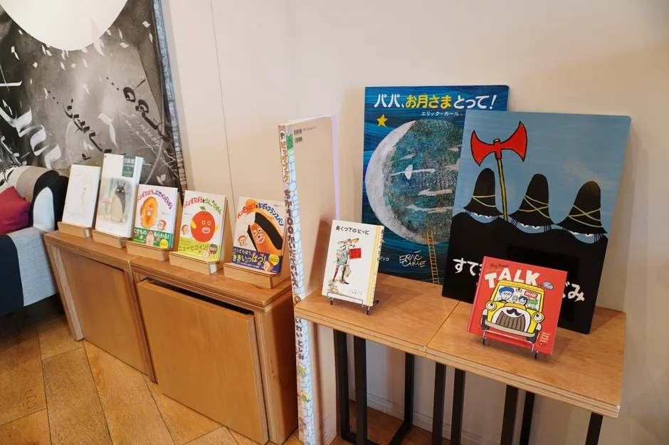 SACULA DINERの書棚