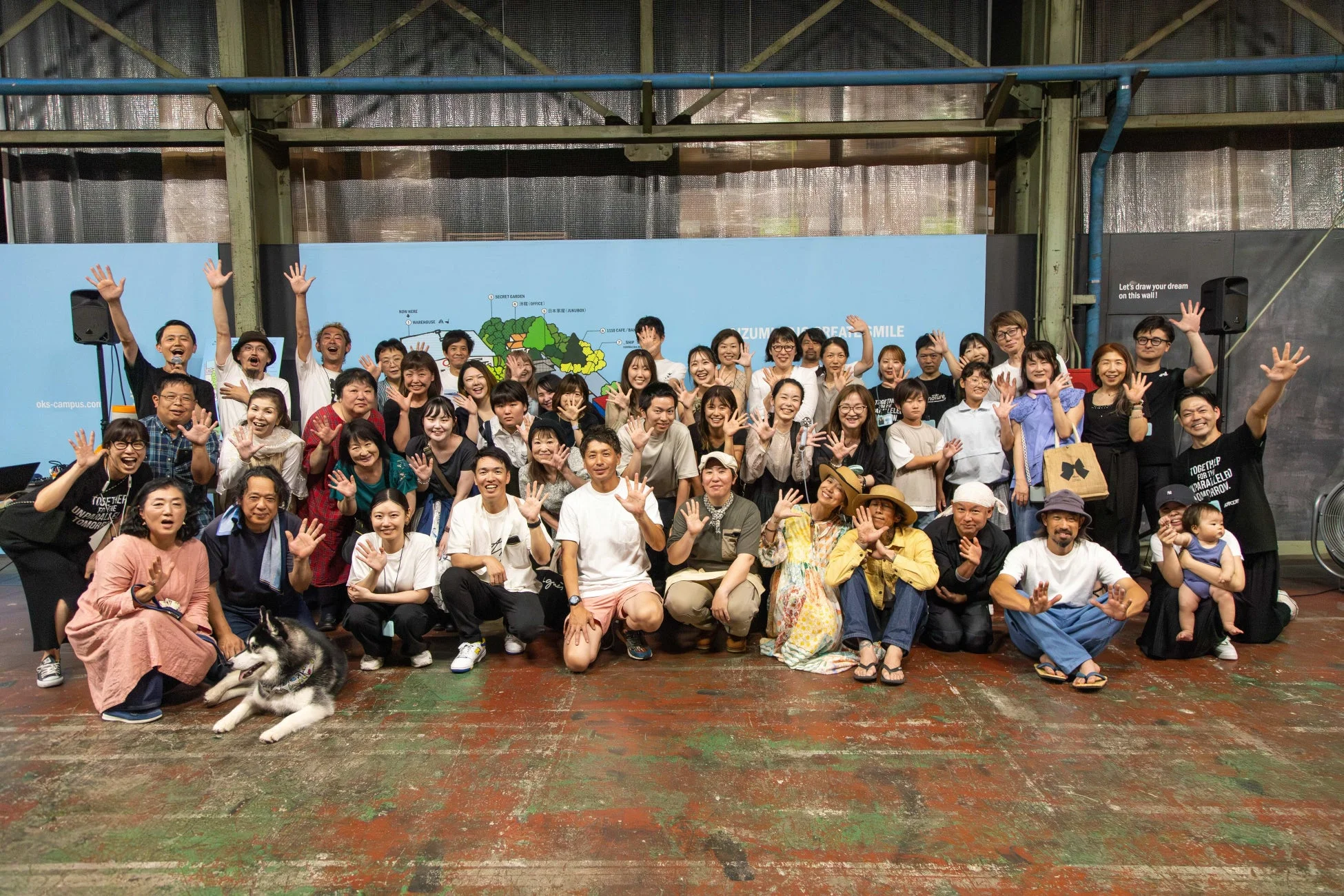人々が楽しんでいる集合写真