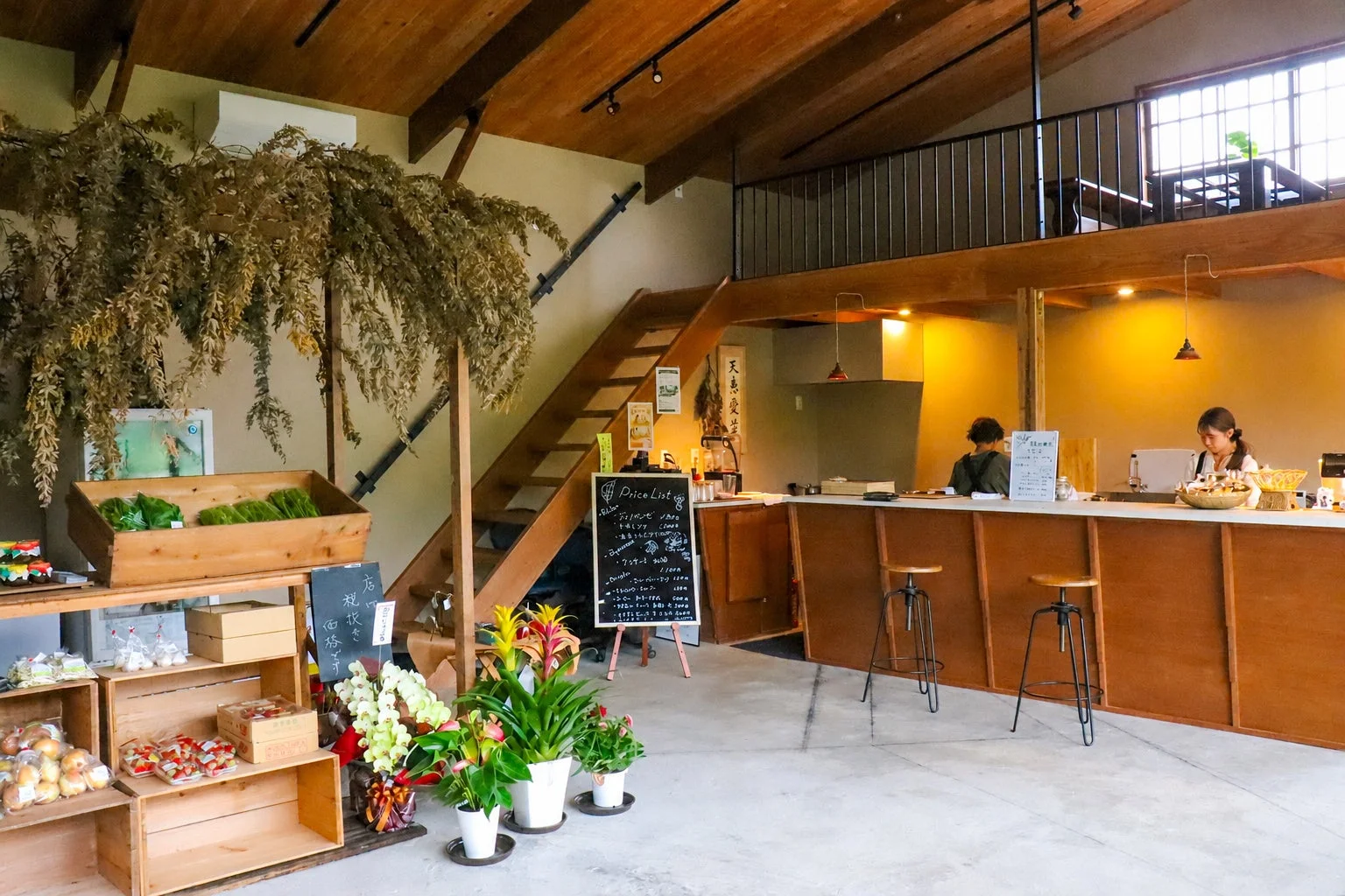 カフェカウンターと店内装飾