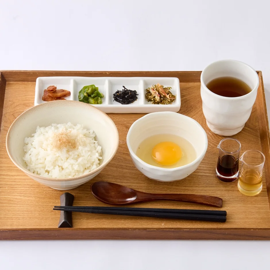 木のトレーに盛られた卵かけご飯定食