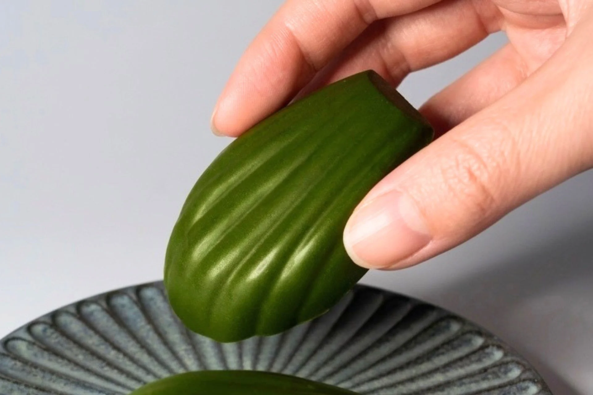 和菓子のようなものを持つ手