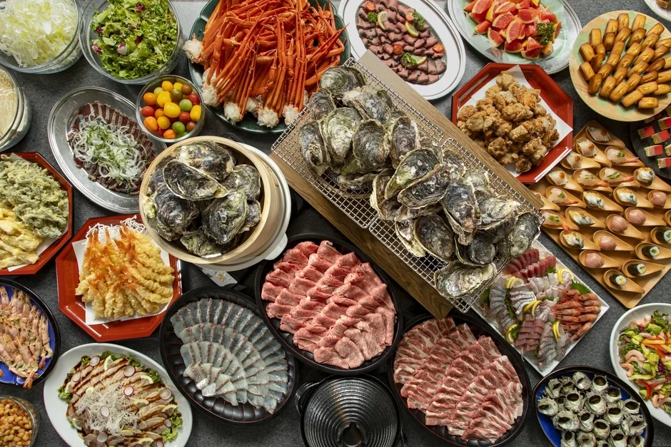 豪華な料理が豊富に並べられたビュッフェの光景